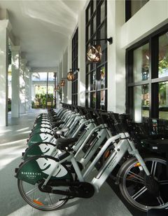 Baker's Cay Resort, Curio Coll