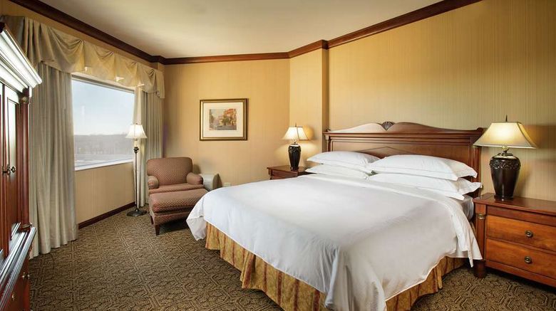<b>DoubleTree by Hilton Lisle Naperville Room</b>. Images powered by <a href="https://iceportal.shijigroup.com/" title="IcePortal" target="_blank">IcePortal</a>.