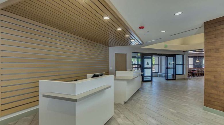 <b>DoubleTree by Hilton Phoenix Chandler Lobby</b>. Images powered by <a href="https://iceportal.shijigroup.com/" title="IcePortal" target="_blank">IcePortal</a>.