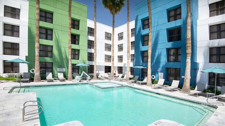 <b>DoubleTree by Hilton Phoenix Chandler Pool</b>. Images powered by <a href="https://iceportal.shijigroup.com/" title="IcePortal" target="_blank">IcePortal</a>.