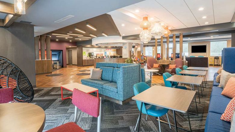 <b>Tru by Hilton Knoxville North Lobby</b>. Images powered by <a href="https://iceportal.shijigroup.com/" title="IcePortal" target="_blank">IcePortal</a>.