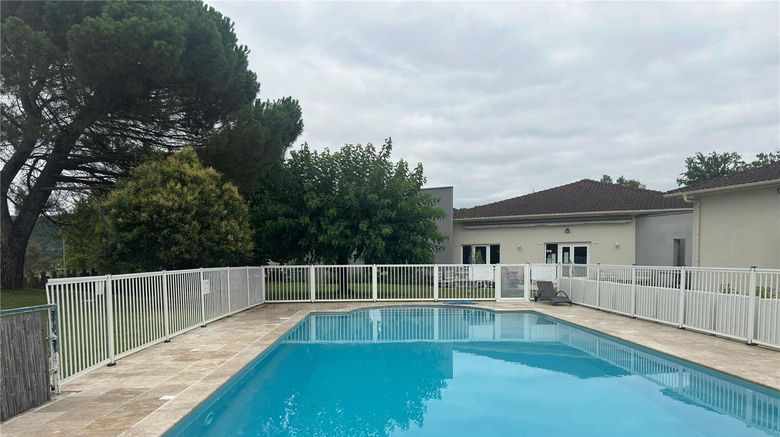 <b>Ibis Cahors Pool</b>. Images powered by <a href="https://iceportal.shijigroup.com/" title="IcePortal" target="_blank">IcePortal</a>.
