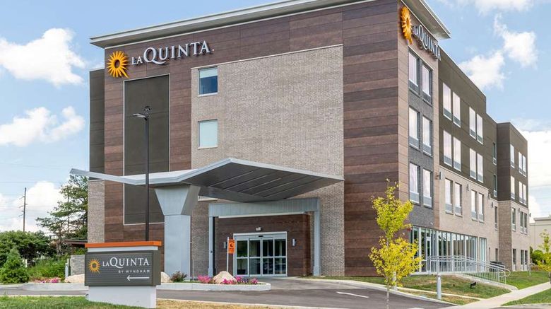 <b>La Quinta Inn & Suites Bloomington Exterior</b>. Images powered by <a href="https://iceportal.shijigroup.com/" title="IcePortal" target="_blank">IcePortal</a>.