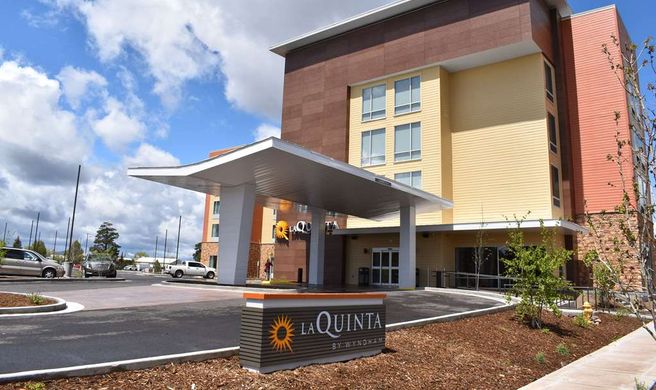 La Quinta Inn & Suites East I-40 Exterior