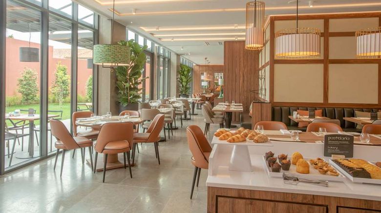 <b>NH Porto Jardim Restaurant</b>. Images powered by <a href="https://iceportal.shijigroup.com/" title="IcePortal" target="_blank">IcePortal</a>.