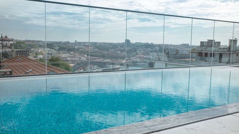 <b>NH Porto Jardim Pool</b>. Images powered by <a href="https://iceportal.shijigroup.com/" title="IcePortal" target="_blank">IcePortal</a>.