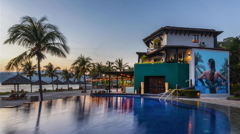 <b>Thompson Zihuatanejo Pool</b>. Images powered by <a href="https://iceportal.shijigroup.com/" title="IcePortal" target="_blank">IcePortal</a>.