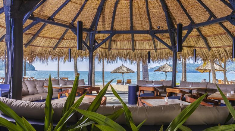 <b>Thompson Zihuatanejo Restaurant</b>. Images powered by <a href="https://iceportal.shijigroup.com/" title="IcePortal" target="_blank">IcePortal</a>.