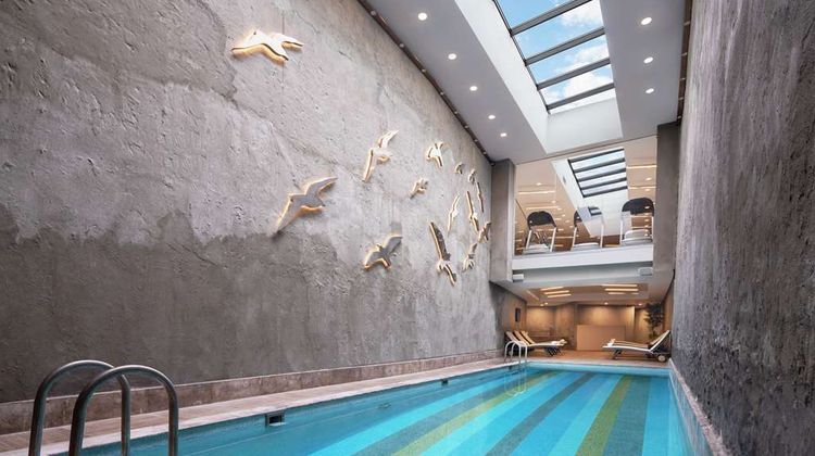 DoubleTree by Hilton Istanbul Esentepe Pool