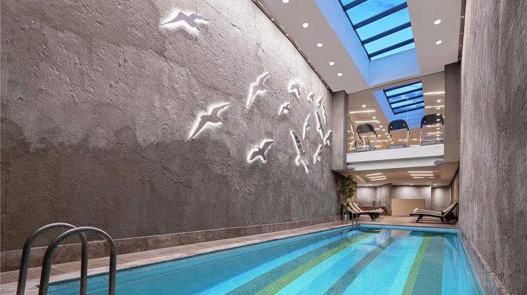 DoubleTree by Hilton Istanbul Esentepe Pool