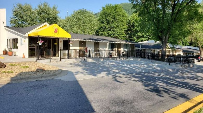<b>Super 8 by Wyndham Asheville/Biltmore Exterior</b>. Images powered by <a href="https://iceportal.shijigroup.com/" title="IcePortal" target="_blank">IcePortal</a>.