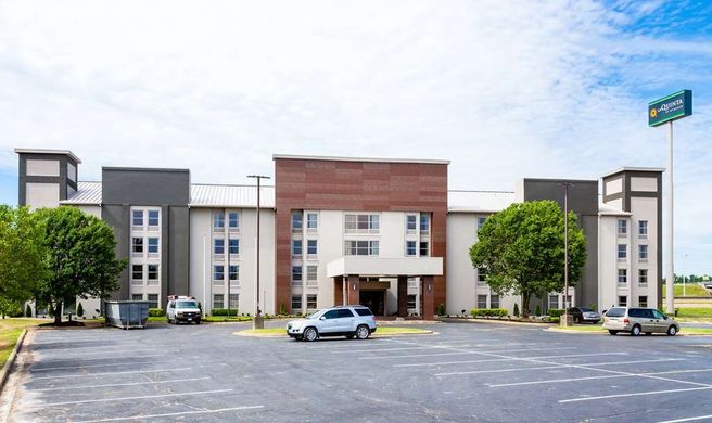 La Quinta Inn & Suites by Wyndham Jonesboro Exterior