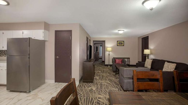 <b>La Quinta Inn & Suites Branson Suite</b>. Images powered by <a href="https://iceportal.shijigroup.com/" title="IcePortal" target="_blank">IcePortal</a>.