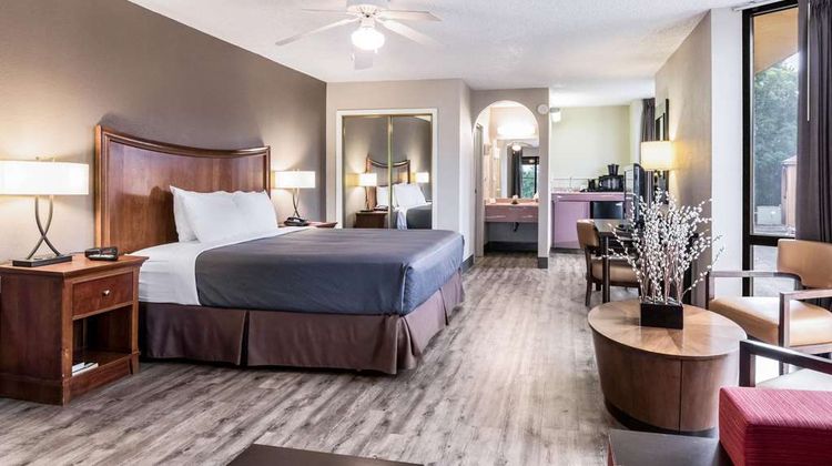 Econo Lodge Gainesville Suite