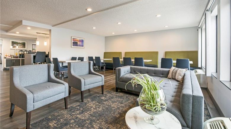 <b>Quality Inn Marquette Lobby</b>. Images powered by <a href="https://iceportal.shijigroup.com/" title="IcePortal" target="_blank">IcePortal</a>.