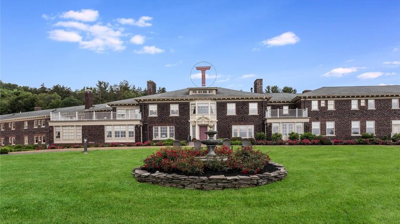 <b>Traditions at the Glen Exterior</b>. Images powered by <a href="https://iceportal.shijigroup.com/" title="IcePortal" target="_blank">IcePortal</a>.