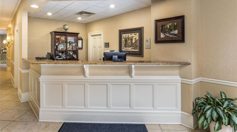 <b>Traditions at the Glen Lobby</b>. Images powered by <a href="https://iceportal.shijigroup.com/" title="IcePortal" target="_blank">IcePortal</a>.