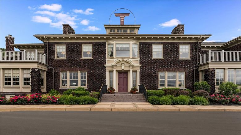 Traditions at the Glen Exterior. Images powered by <a href="https://iceportal.shijigroup.com" target="_blank" rel="noopener">Ice Portal</a>.