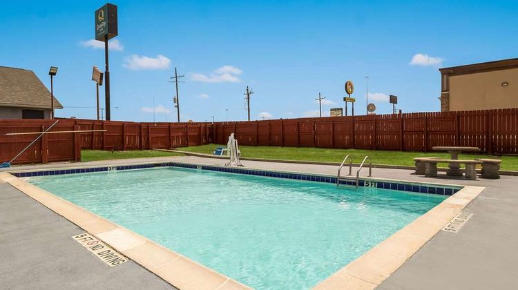 Quality Inn Madisonville Pool