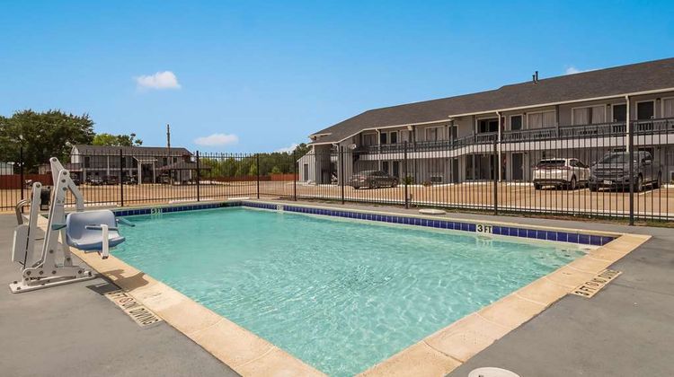 Quality Inn Madisonville Pool