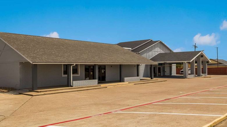<b>Quality Inn Madisonville Exterior</b>. Images powered by <a href="https://iceportal.shijigroup.com/" title="IcePortal" target="_blank">IcePortal</a>.