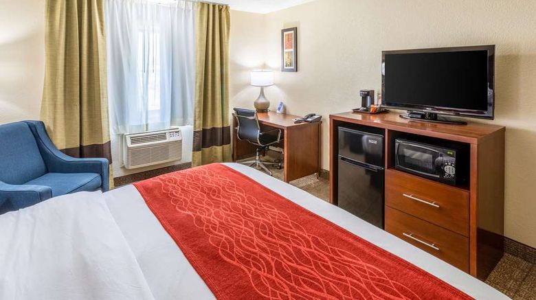 <b>Comfort Inn Waukesha Milwaukee West Room</b>. Images powered by <a href="https://iceportal.shijigroup.com/" title="IcePortal" target="_blank">IcePortal</a>.