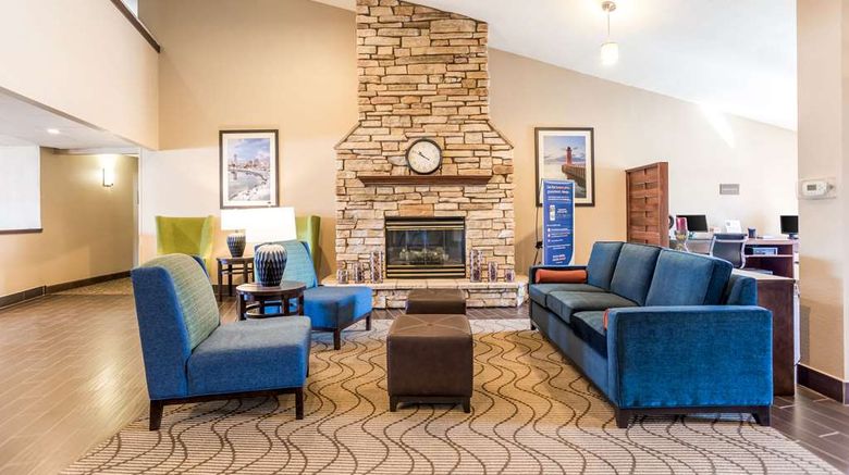 <b>Comfort Inn Waukesha Milwaukee West Lobby</b>. Images powered by <a href="https://iceportal.shijigroup.com/" title="IcePortal" target="_blank">IcePortal</a>.