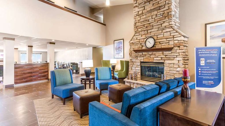 <b>Comfort Inn Waukesha Milwaukee West Lobby</b>. Images powered by <a href="https://iceportal.shijigroup.com/" title="IcePortal" target="_blank">IcePortal</a>.
