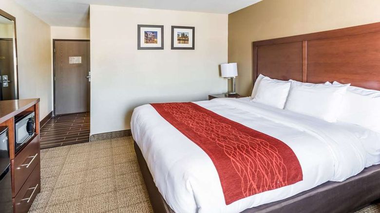 <b>Comfort Inn Waukesha Milwaukee West Room</b>. Images powered by <a href="https://iceportal.shijigroup.com/" title="IcePortal" target="_blank">IcePortal</a>.