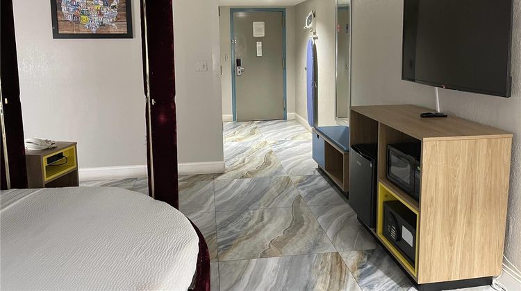 Days Inn by Wyndham Jersey City Room