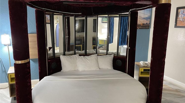 Days Inn by Wyndham Jersey City Room