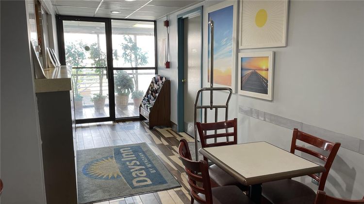 Days Inn by Wyndham Jersey City Lobby