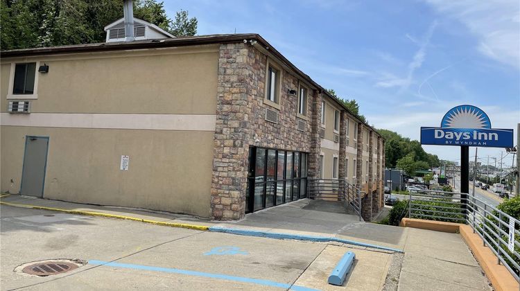 Days Inn by Wyndham Jersey City Exterior