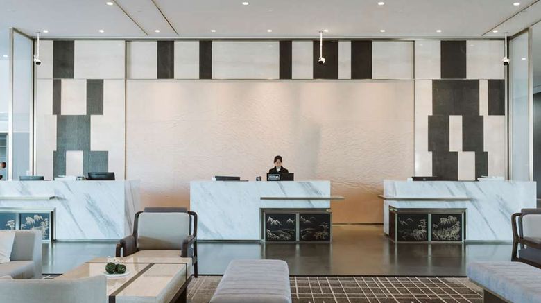 <b>Hilton Lijiang Lobby</b>. Images powered by <a href="https://iceportal.shijigroup.com/" title="IcePortal" target="_blank">IcePortal</a>.