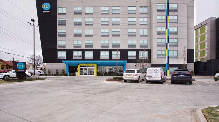 Tru by Hilton NW Expressway Exterior