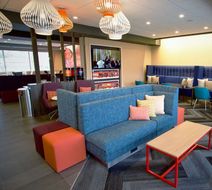 Tru by Hilton NW Expressway Lobby
