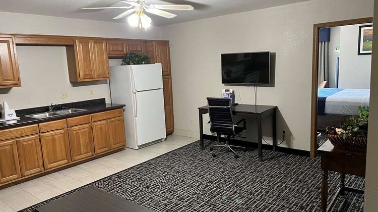 Days Inn by Wyndham Grove Room