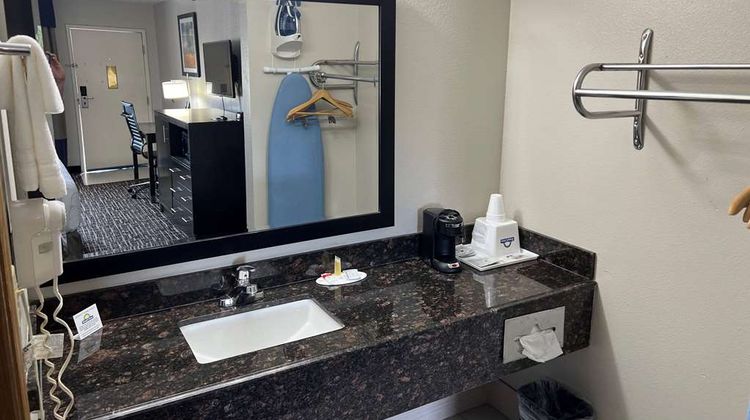 Days Inn by Wyndham Grove Room