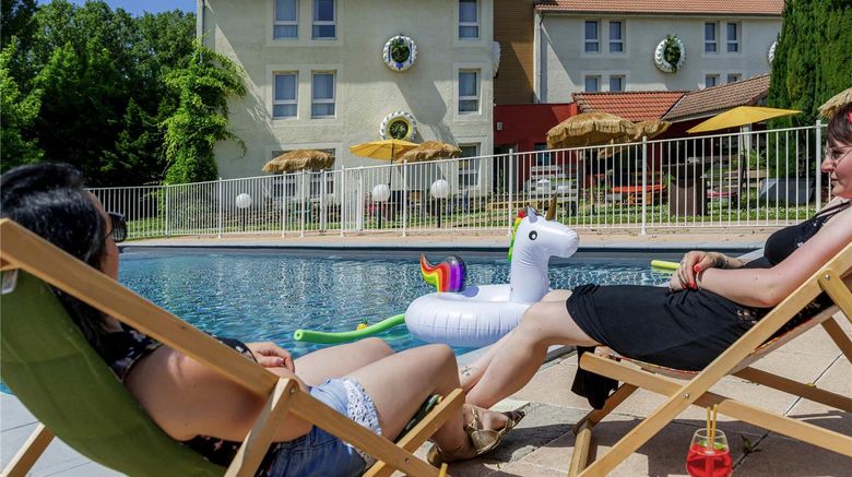 <b>Greet Hotel Beaune Pool</b>. Images powered by <a href="https://iceportal.shijigroup.com/" title="IcePortal" target="_blank">IcePortal</a>.