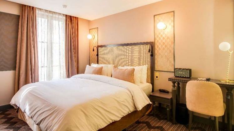 Mom'Art Paris Hotel Room