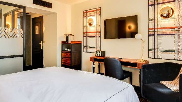 Mom'Art Paris Hotel Room