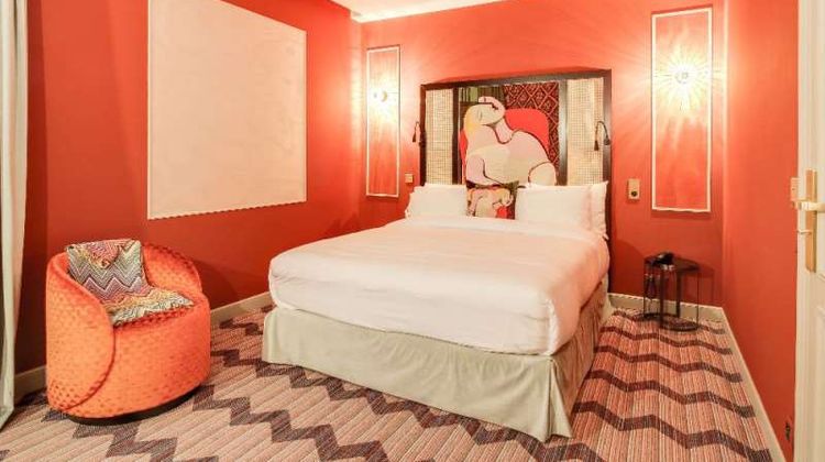 Mom'Art Paris Hotel Room