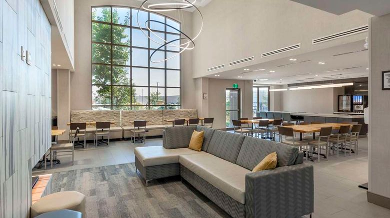 <b>Executive Residency by BW Toronto Lobby</b>. Images powered by <a href="https://iceportal.shijigroup.com/" title="IcePortal" target="_blank">IcePortal</a>.