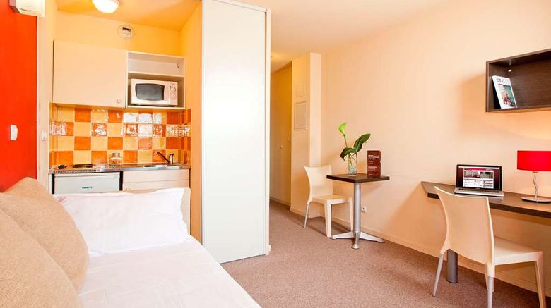 <b>Cerise Valence Room</b>. Images powered by <a href="https://iceportal.shijigroup.com/" title="IcePortal" target="_blank">IcePortal</a>.