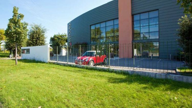 Cerise Valence Exterior