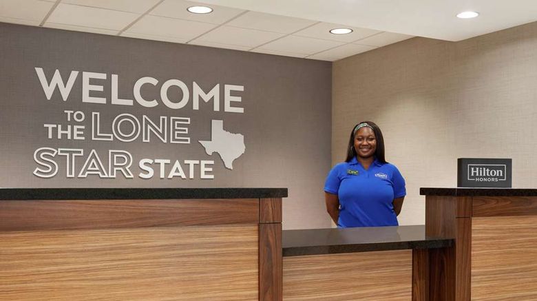 <b>Hampton Inn Houston-Hobby Airport Lobby</b>. Images powered by <a href="https://iceportal.shijigroup.com/" title="IcePortal" target="_blank">IcePortal</a>.