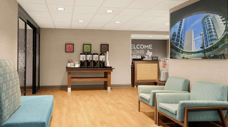 <b>Hampton Inn Houston-Hobby Airport Lobby</b>. Images powered by <a href="https://iceportal.shijigroup.com/" title="IcePortal" target="_blank">IcePortal</a>.