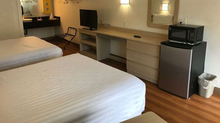Travelodge by Wyndham Fayetteville Room