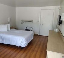 Travelodge by Wyndham Fayetteville Room