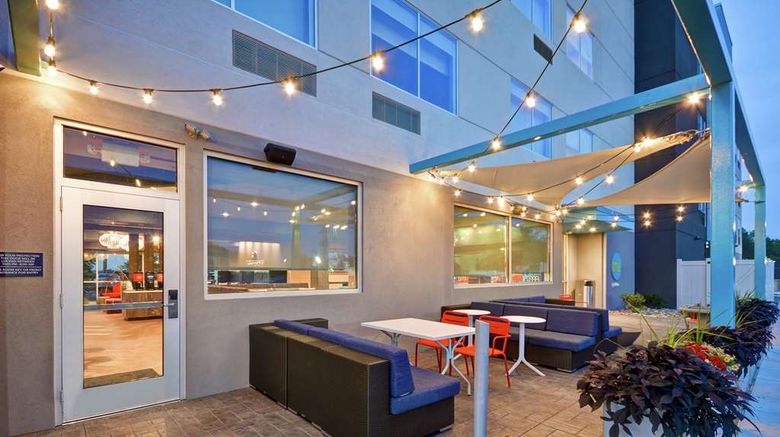 <b>Tru By Hilton Denver Exterior</b>. Images powered by <a href="https://iceportal.shijigroup.com/" title="IcePortal" target="_blank">IcePortal</a>.